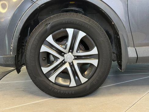 Used 2018 Toyota RAV4 LE w/ Carpet Mat Package FWD image 25