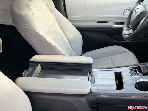 Certified 2026 Toyota Sienna LE FWD image 14