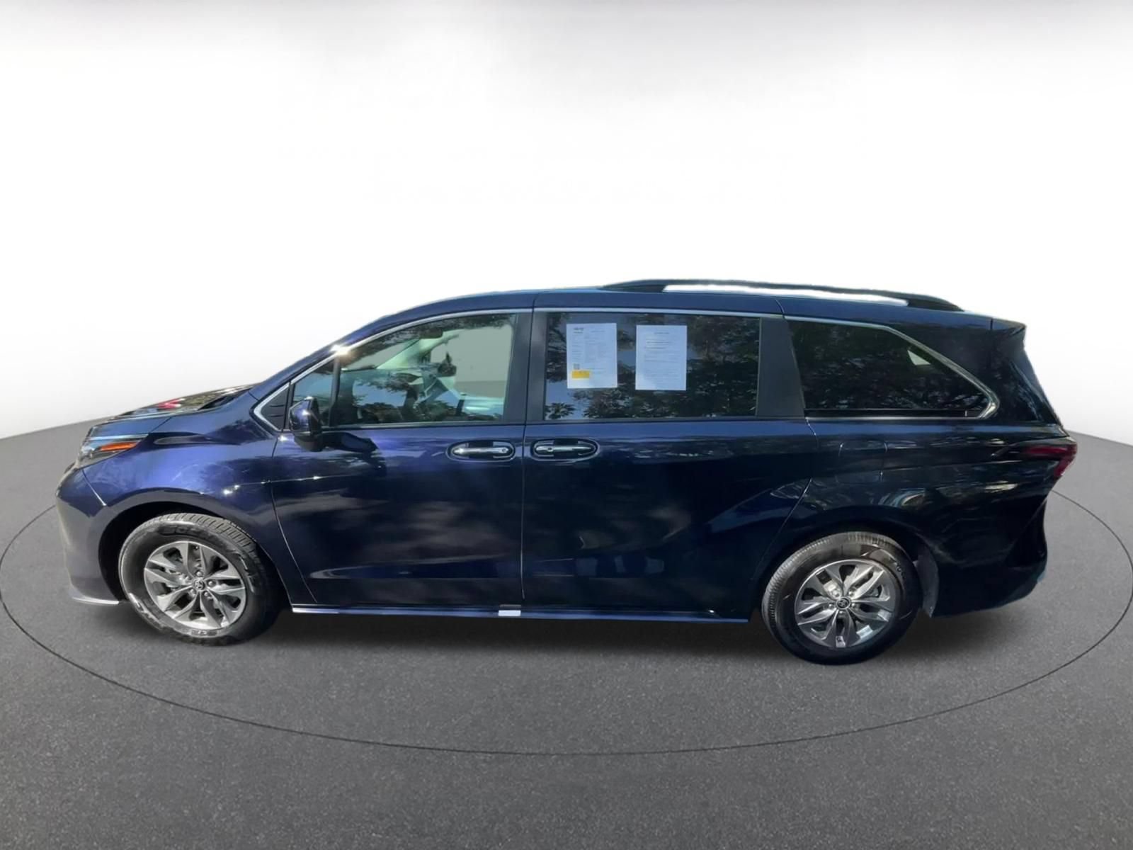Used 2025 Toyota Sienna XLE FWD image 8