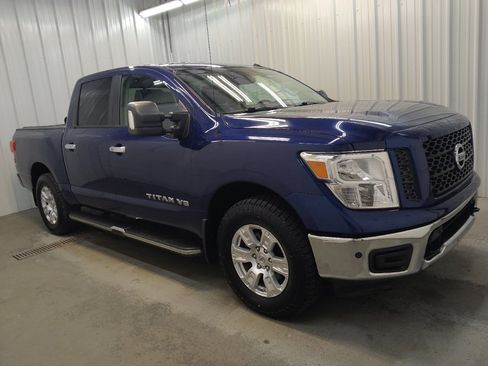 Used 2019 Nissan Titan SV w/ SV Convenience Package AWD/4WD image 11