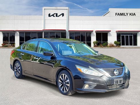 Used 2017 Nissan Altima 2.5 SV FWD image 1
