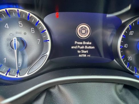 Used 2022 Chrysler Pacifica Touring-L FWD image 4