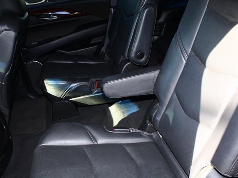 Used 2015 Cadillac Escalade Luxury image 12