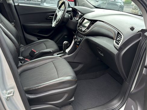 Used 2019 Chevrolet Trax LT w/ Sun & Sound Package FWD image 9