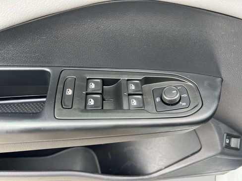 Used 2022 Volkswagen Taos SE w/ Panoramic Sunroof Package AWD/4WD image 17
