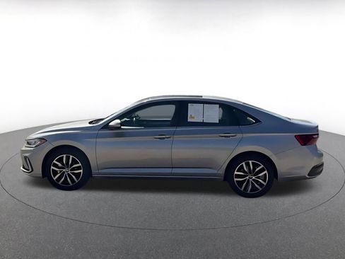 Used 2025 Volkswagen Jetta SE image 9