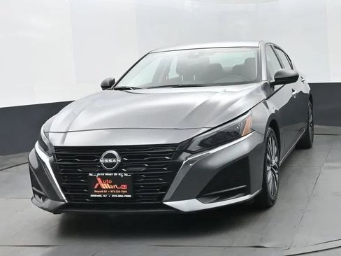 Used 2025 Nissan Altima 2.5 SV FWD image 1