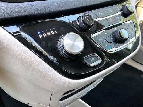 Certified 2023 Chrysler Pacifica Touring-L FWD image 30