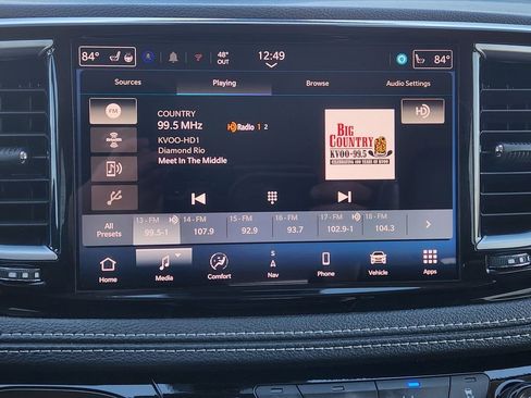Used 2024 Chrysler Pacifica Limited FWD image 17