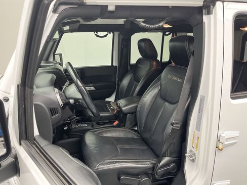 Used 2017 Jeep Wrangler Unlimited Sahara w/ Connectivity Group image 8
