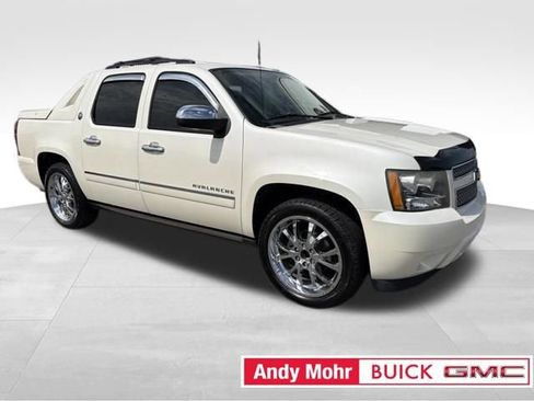 Used 2013 Chevrolet Avalanche LTZ RWD image 2