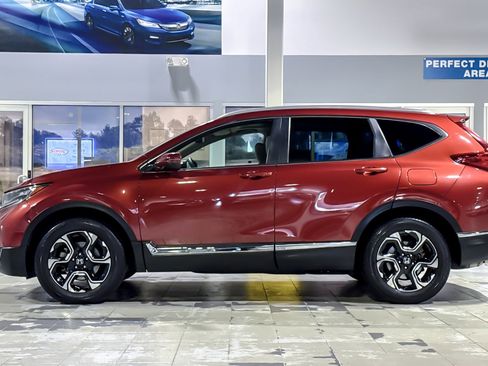 Used 2018 Honda CR-V Touring image 2