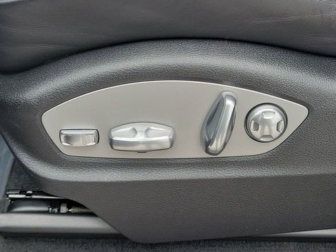 Certified 2018 Porsche Macan AWD/4WD image 28