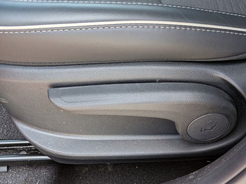 Used 2025 Hyundai Venue Limited FWD image 21