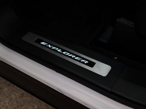 Used 2017 Ford Explorer Platinum image 21