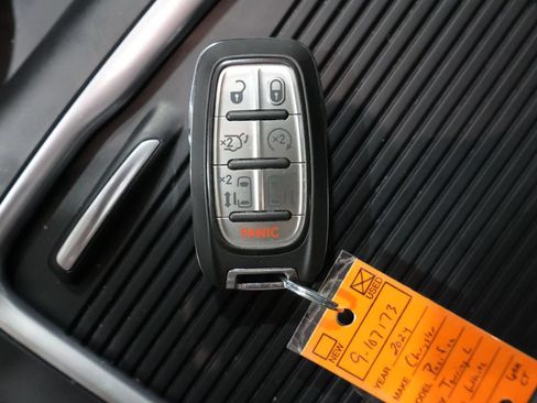 Used 2024 Chrysler Pacifica Touring-L FWD image 25