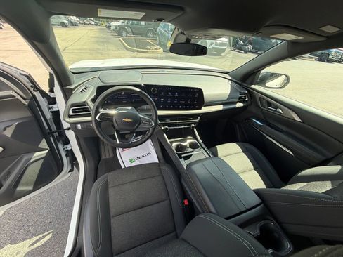 Used 2024 Chevrolet Traverse LT FWD image 25