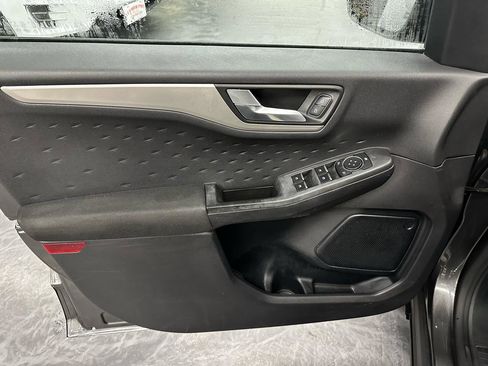 Used 2020 Ford Escape SE image 10