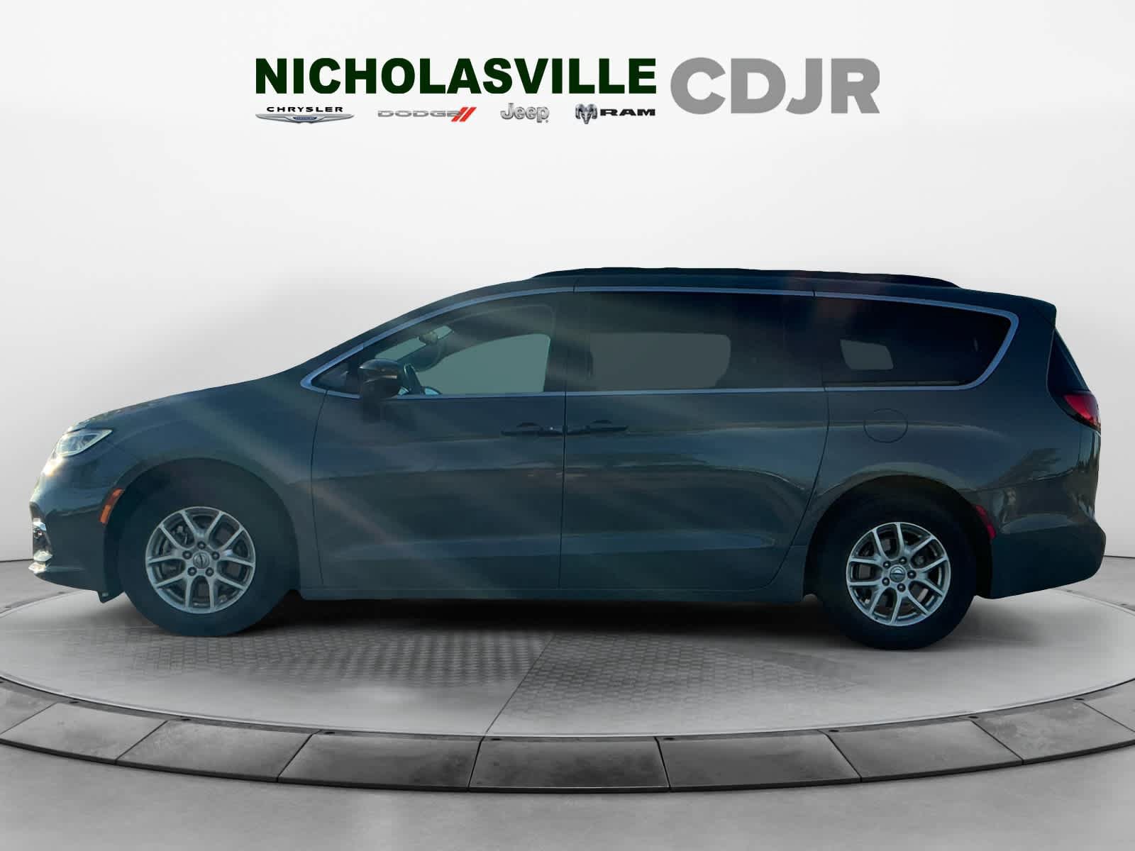 Used 2022 Chrysler Pacifica Touring-L FWD image 2