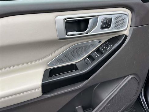Used 2020 Ford Explorer Platinum w/ Premium Technology Package image 15