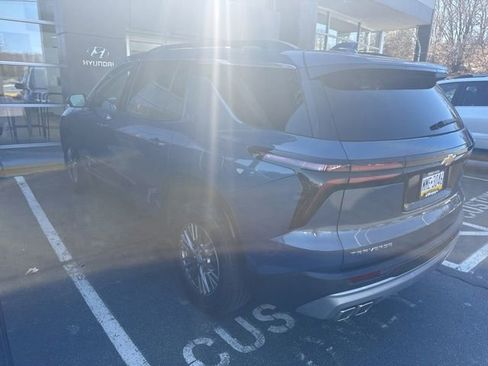 Used 2024 Chevrolet Traverse LT image 2