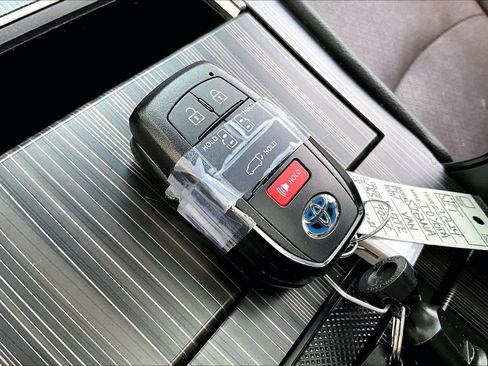 Used 2024 Toyota Sienna Platinum image 14