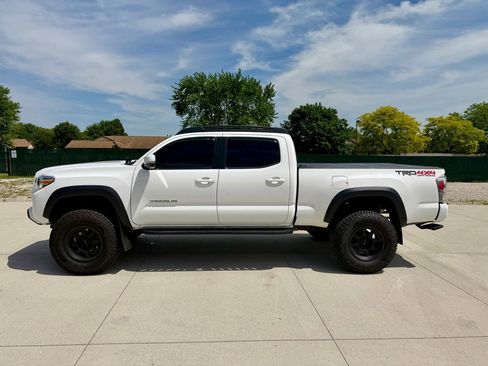 Used 2021 Toyota Tacoma TRD Off-Road w/ Technology Package AWD/4WD image 2