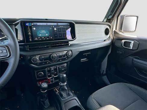 Used 2024 Jeep Wrangler Unlimited image 21
