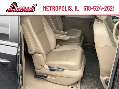 Used 2012 Volkswagen Routan SE image 7