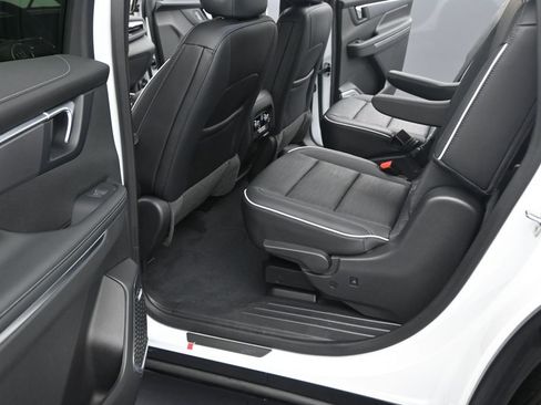 Used 2025 Buick Enclave Sport Touring w/ Power Package FWD image 18