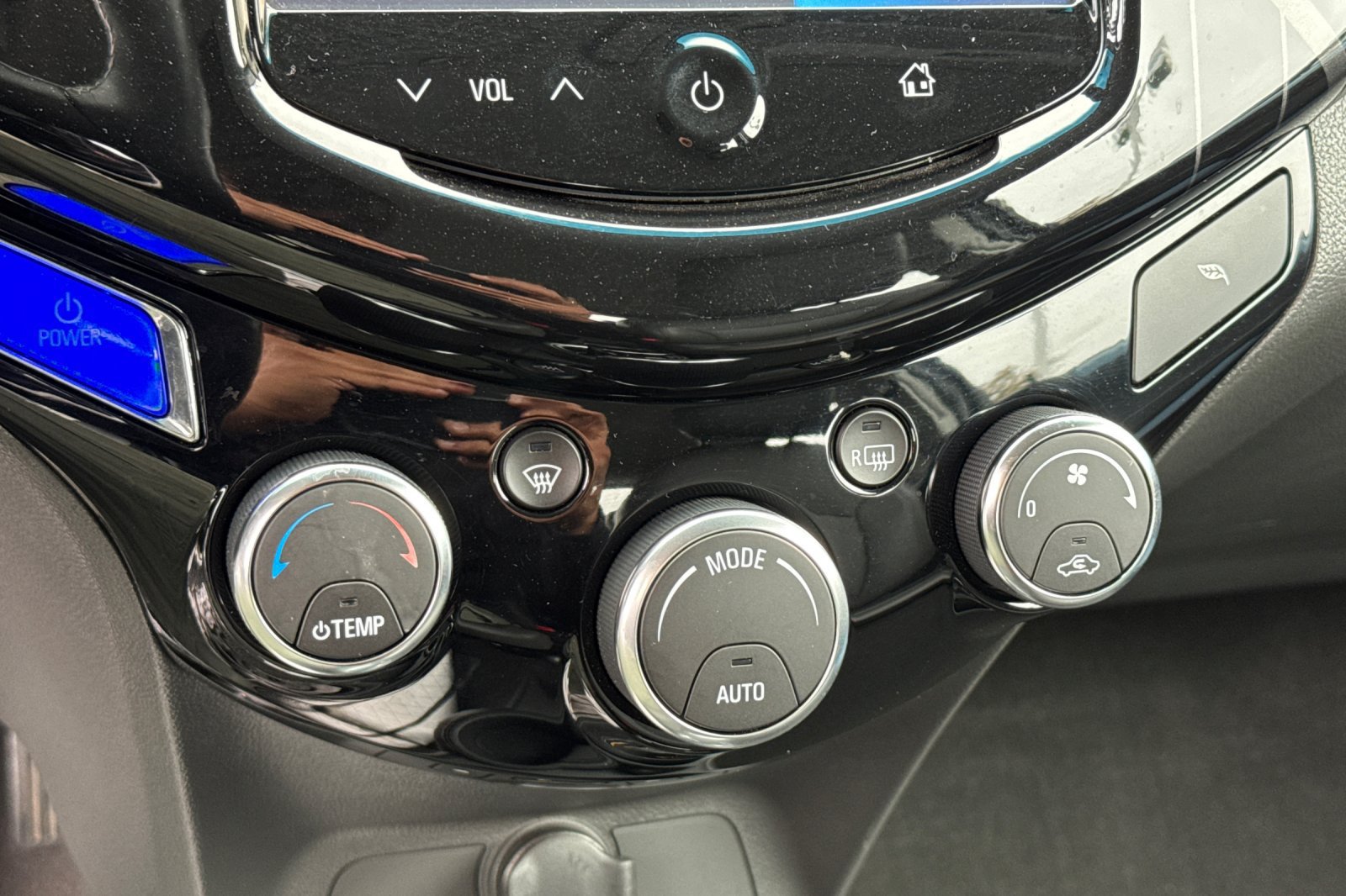 Used 2014 Chevrolet Spark LT FWD image 31