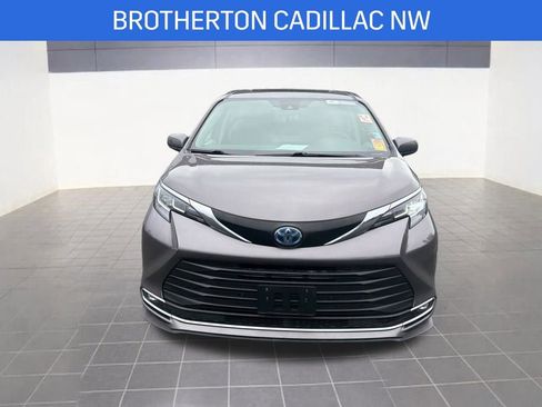 Used 2022 Toyota Sienna XLE image 2