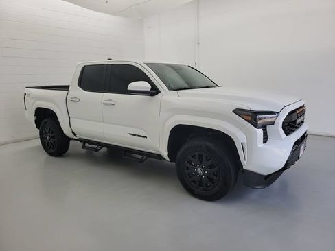 Used 2025 Toyota Tacoma SR5 AWD/4WD image 4