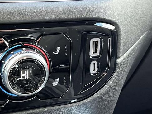 Used 2025 GMC Sierra 1500 Elevation image 31