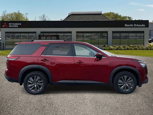 Used 2024 Nissan Pathfinder SV image 3