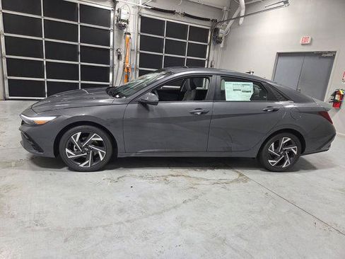 New 2026 Hyundai Elantra Limited FWD image 4
