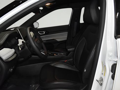 Used 2025 Jeep Compass Limited AWD/4WD image 25