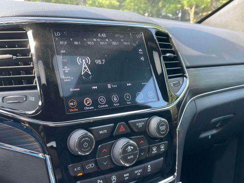 Used 2020 Jeep Grand Cherokee Limited AWD/4WD image 28