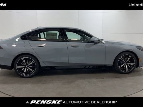 Used 2025 BMW 530i w/ M Sport Package image 9