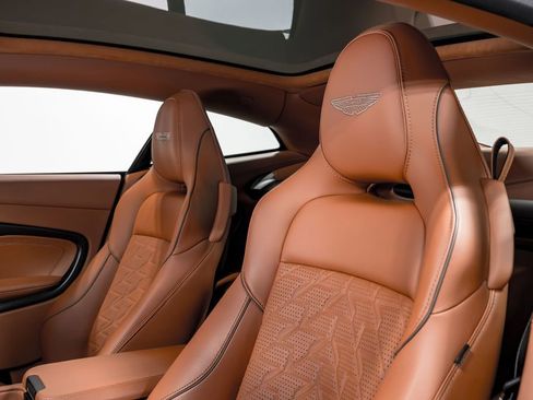 Used 2025 Aston Martin Vanquish image 16