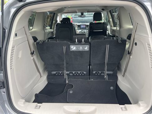 Used 2019 Chrysler Pacifica Touring-L Plus FWD image 32