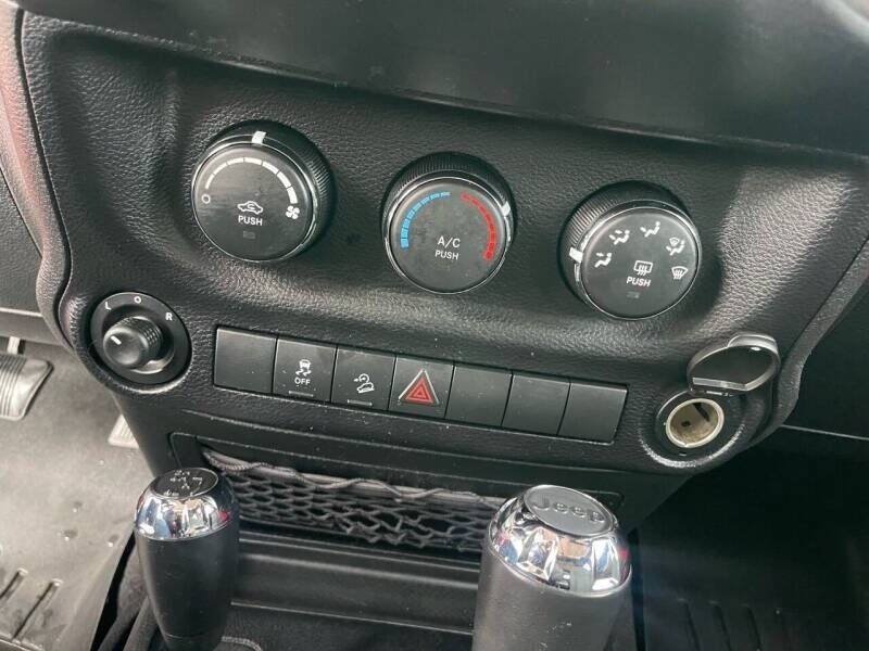Used 2015 Jeep Wrangler Unlimited Sport w/ Quick Order Package 24S AWD/4WD image 21