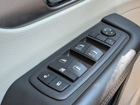 Used 2023 Chrysler Pacifica Touring-L FWD image 25