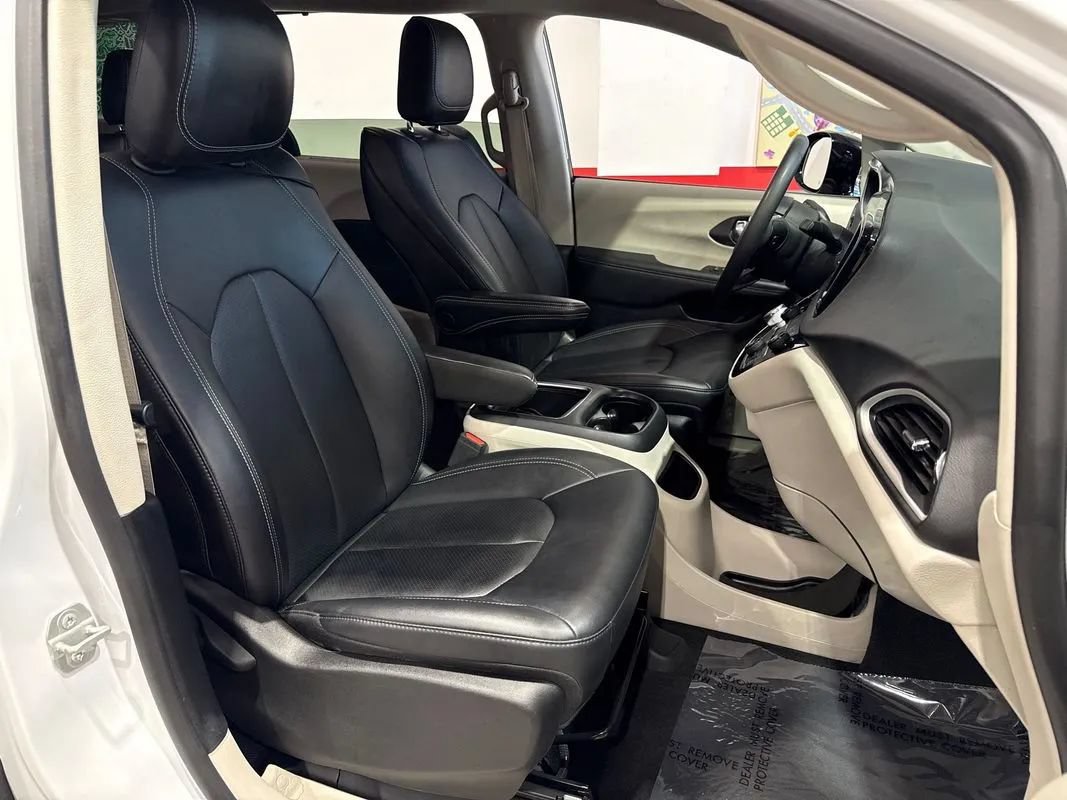 Used 2024 Chrysler Pacifica Touring-L FWD image 93