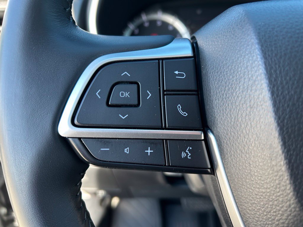 Used 2022 Toyota Highlander XLE FWD image 17