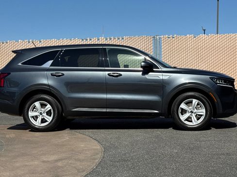 Used 2022 Kia Sorento LX FWD image 3