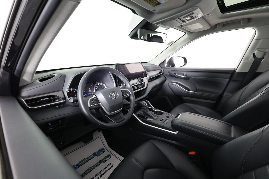 Used 2023 Toyota Highlander XLE AWD/4WD image 10