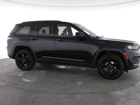 Used 2023 Jeep Grand Cherokee Altitude image 15