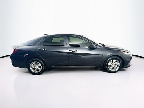 Used 2022 Hyundai Elantra SE w/ Cargo Package image 10
