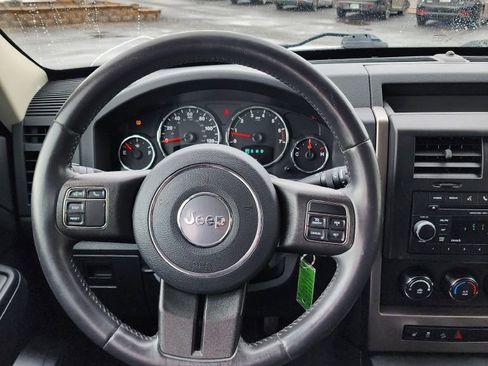 Used 2012 Jeep Liberty Sport image 10